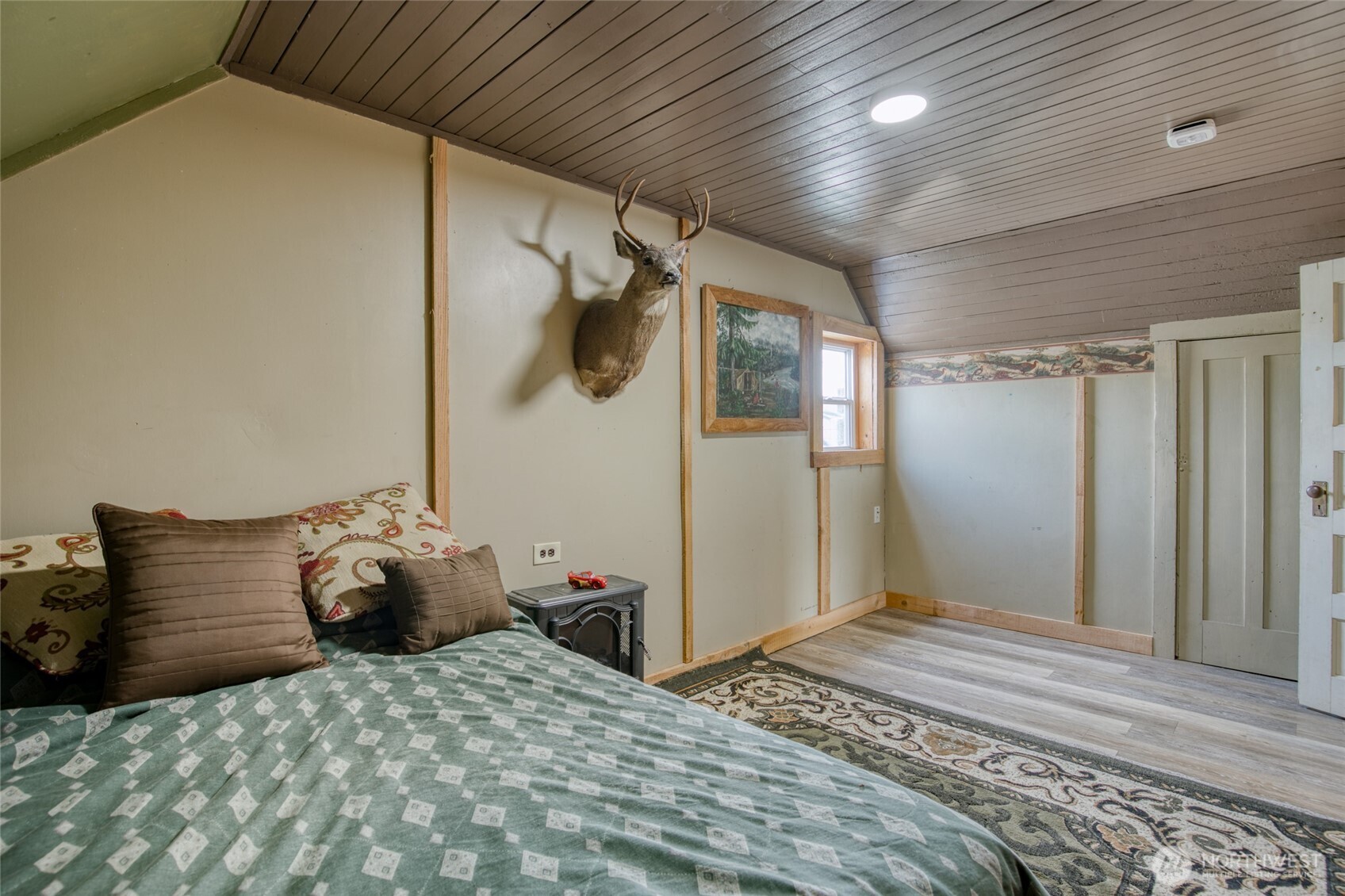 823 West 3rd Street Aberdeen, WA 98520 - Photo 22 of 40 a bedroom with a bed and a window