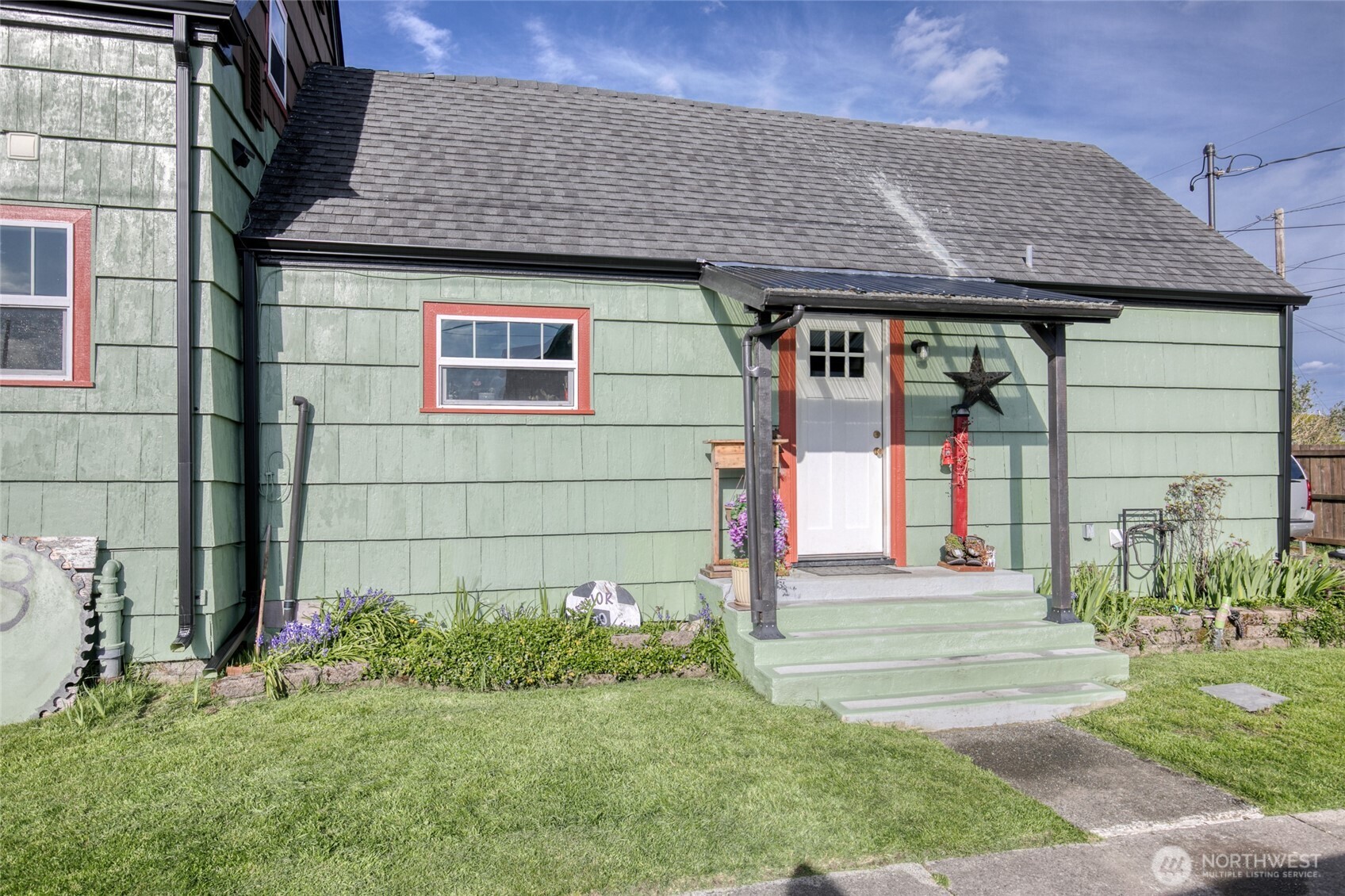 823 West 3rd Street Aberdeen, WA 98520 - Photo 27 of 40 a front view of a house with garden