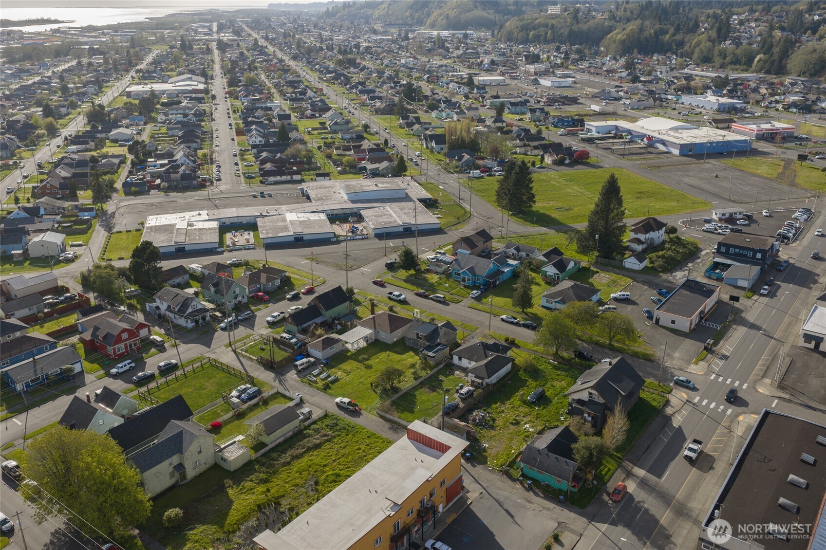 823 West 3rd Street Aberdeen, WA 98520 - Photo 39 of 40 an aerial view of residential houses with outdoor space