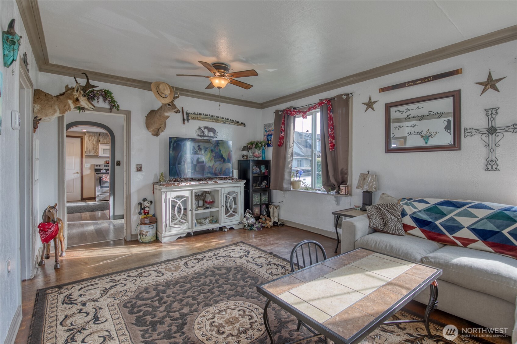 823 West 3rd Street Aberdeen, WA 98520 - Photo 5 of 40 a living room with furniture and a rug