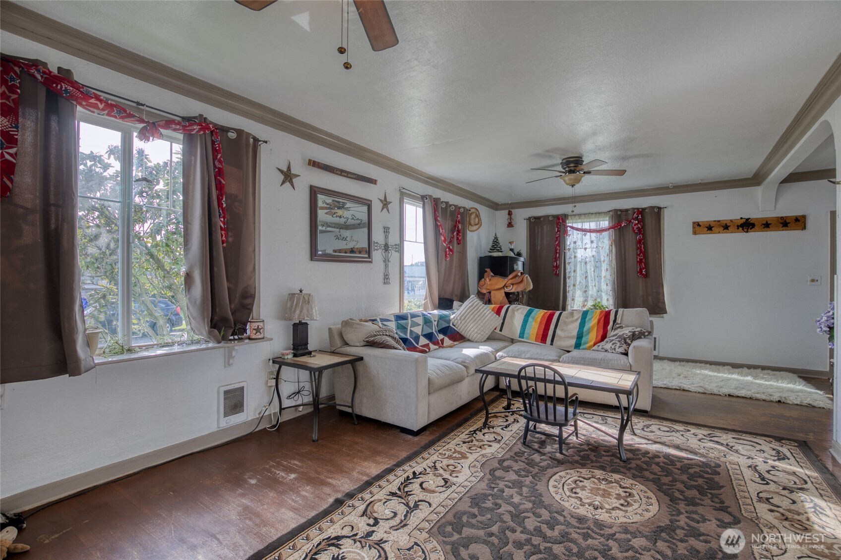 823 West 3rd Street Aberdeen, WA 98520 - Photo 6 of 40 a living room with furniture and a window