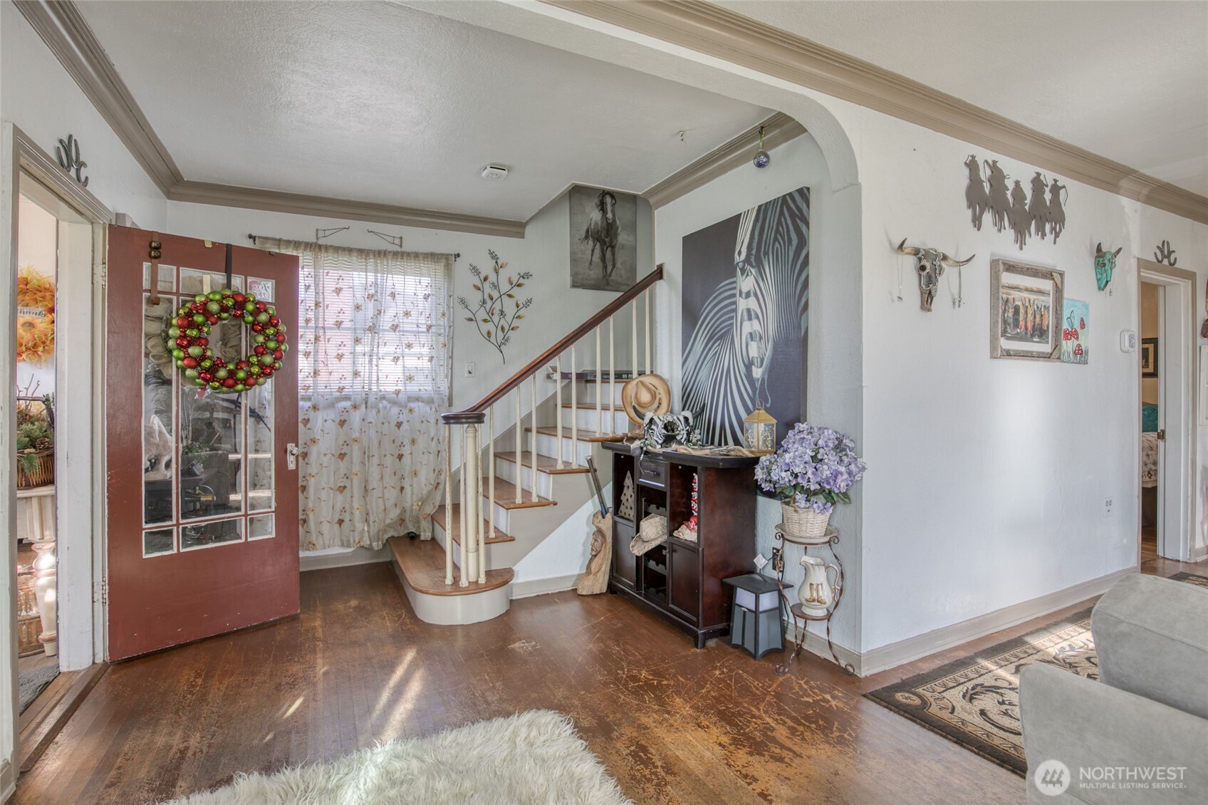 823 West 3rd Street Aberdeen, WA 98520 - Photo 9 of 40 a view of entryway with furniture and windows