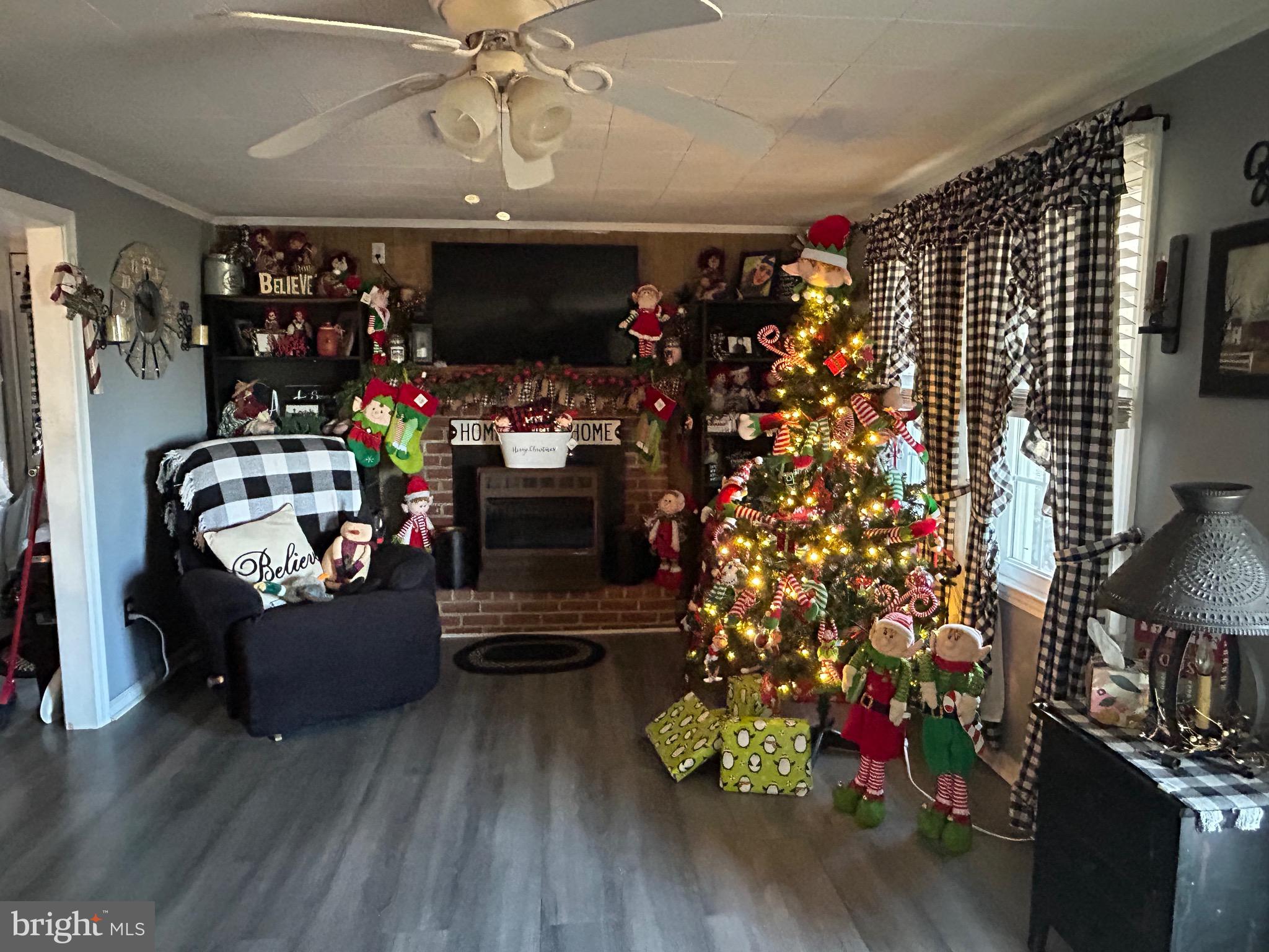 30423 Baynard Road Trappe, MD 21673 - Photo 14 of 25 a room with lots of different kinds of flowers