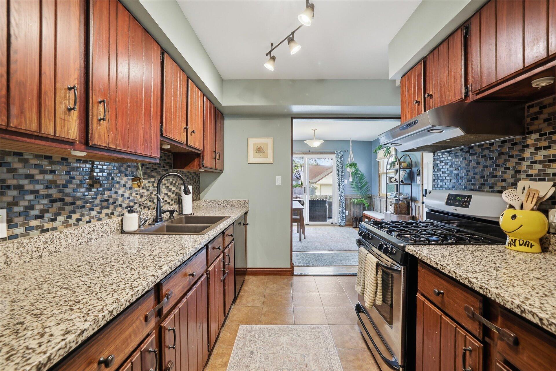 3136 North 79th Street Milwaukee, WI 53222 - Photo 7 of 31 Kitchen