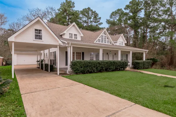 a view of a yard in front of house