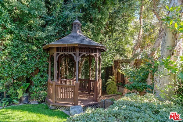 a view of front of a house with a yard