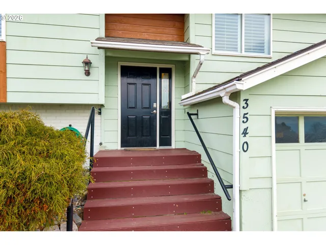a view of entryway with a front door