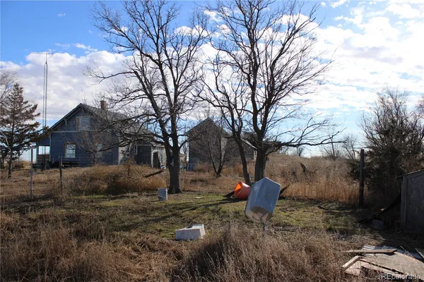 a view of a house with a dry yard