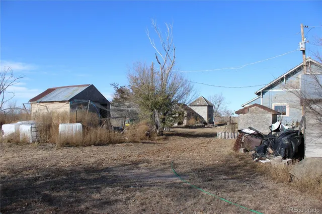 a view of a dry field