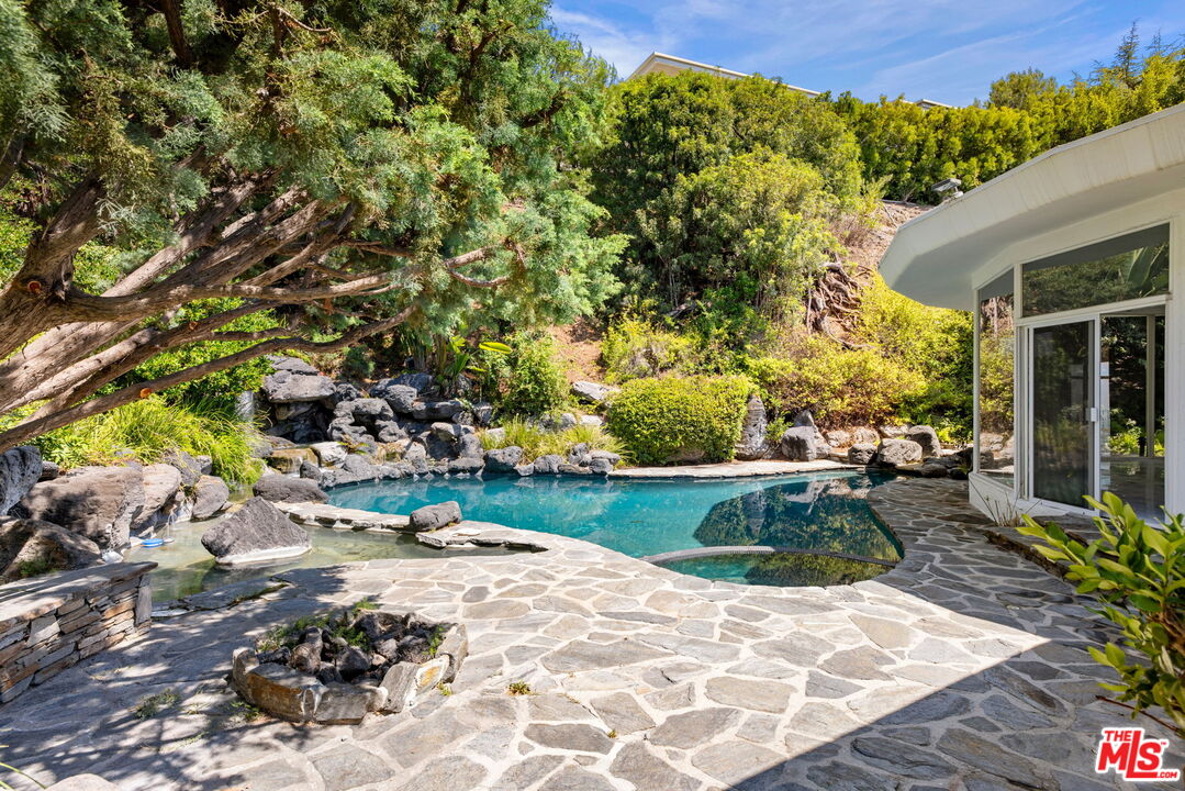 1460 Carla Ridge Beverly Hills, CA 90210 - Photo 7 of 20 a view of a backyard with sitting area