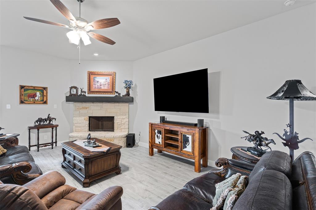 220 Shepards Street Godley, TX 76044 - Photo 8 of 37