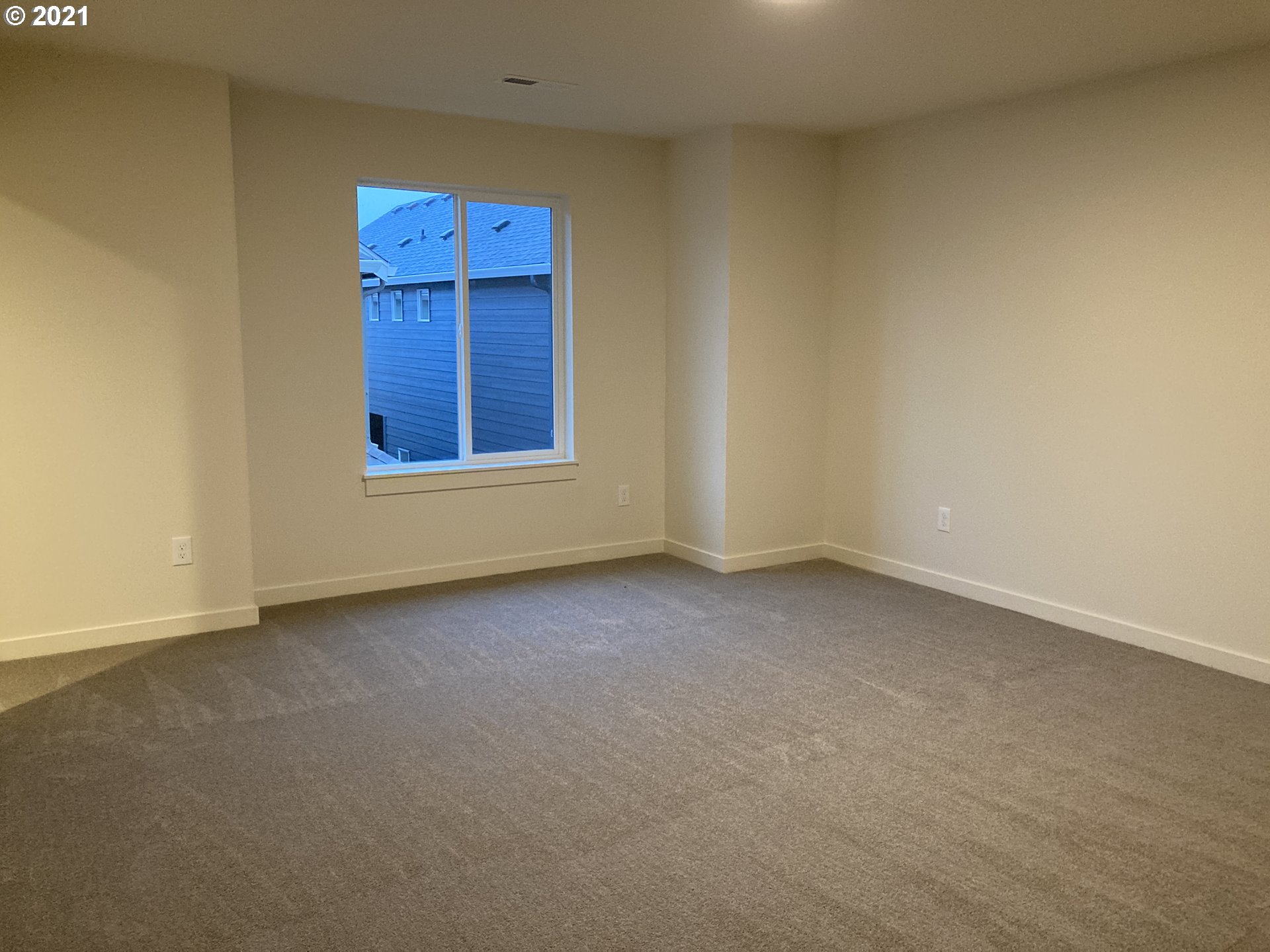 7024 South 13th Street Ridgefield, WA 98642 - Photo 8 of 13 an empty room with windows and cabinet