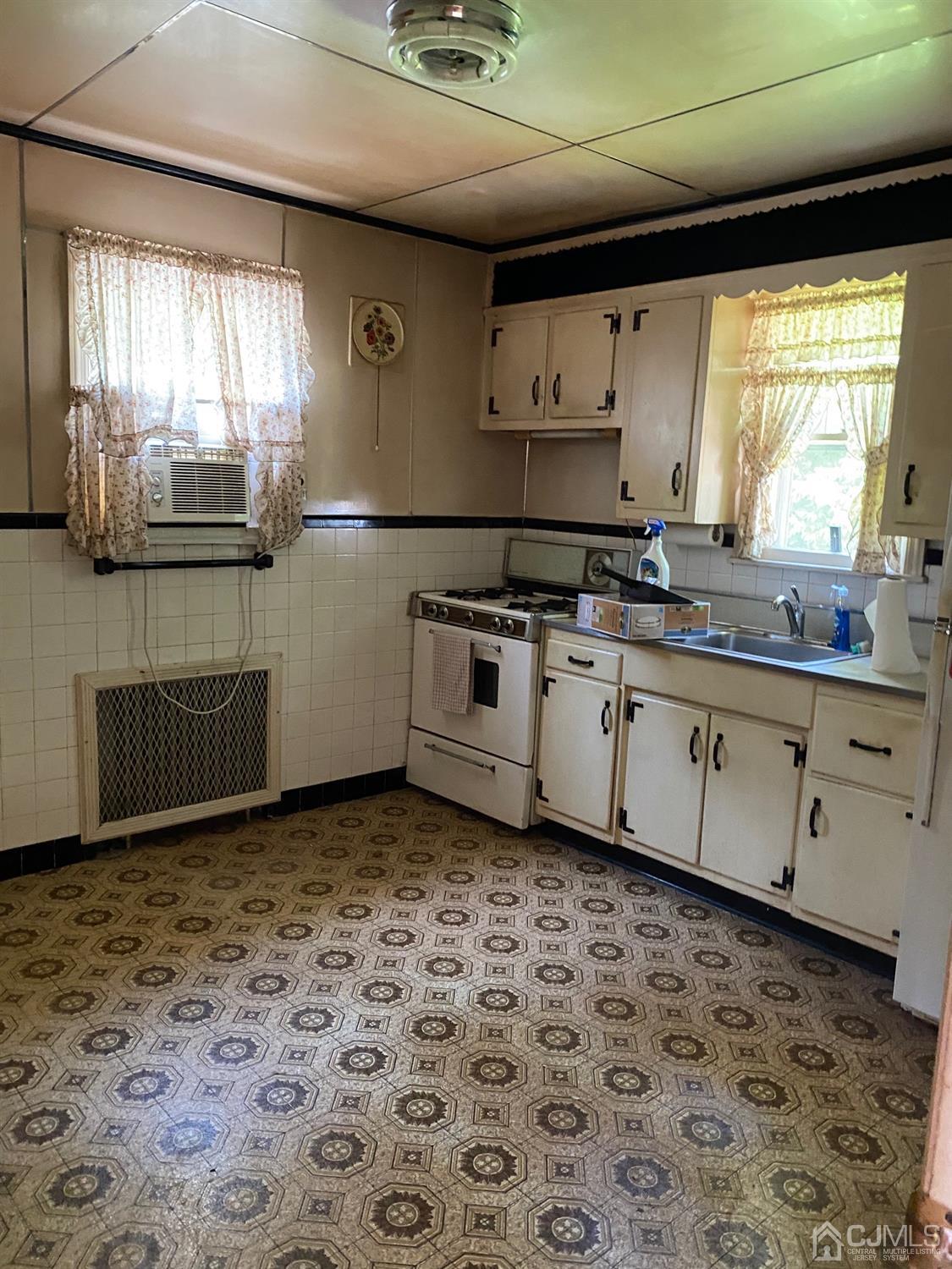 604 Mountain View Terrace Middlesex, NJ 08846 - Photo 3 of 6 a kitchen with stainless steel appliances a sink stove and cabinets