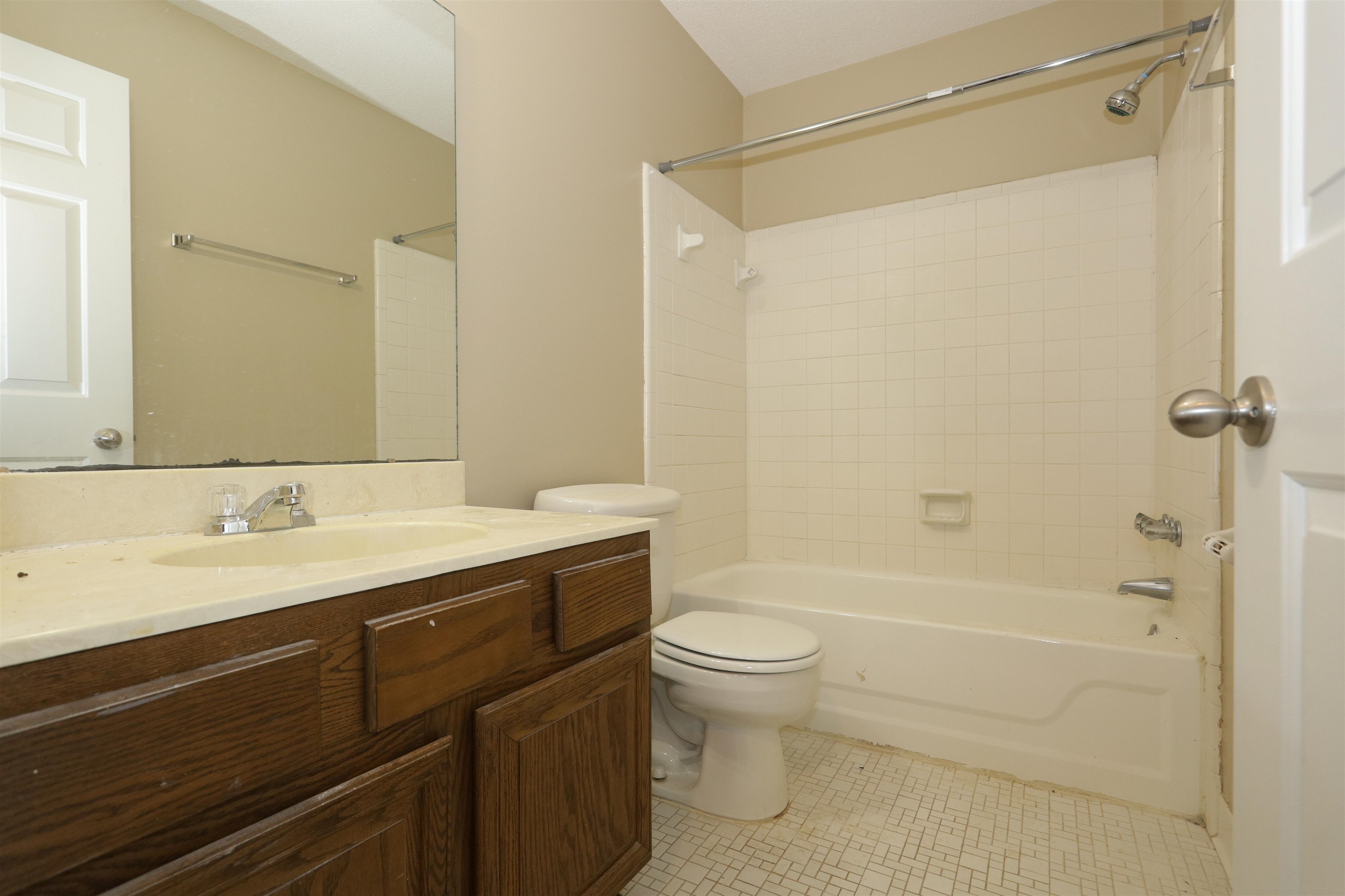 3164 Raleigh Ridge Drive Memphis, TN 38128 - Photo 10 of 15 a bathroom with a sink a toilet and shower