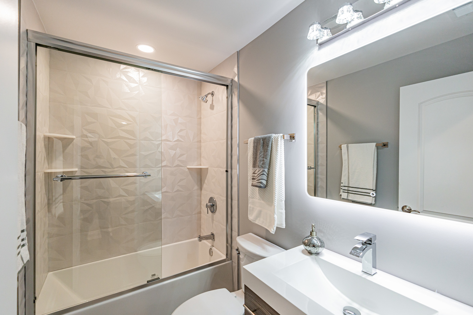 1621 South Grace Avenue Park Ridge, IL 60068 - Photo 18 of 29 a bathroom with a shower sink vanity mirror and toilet