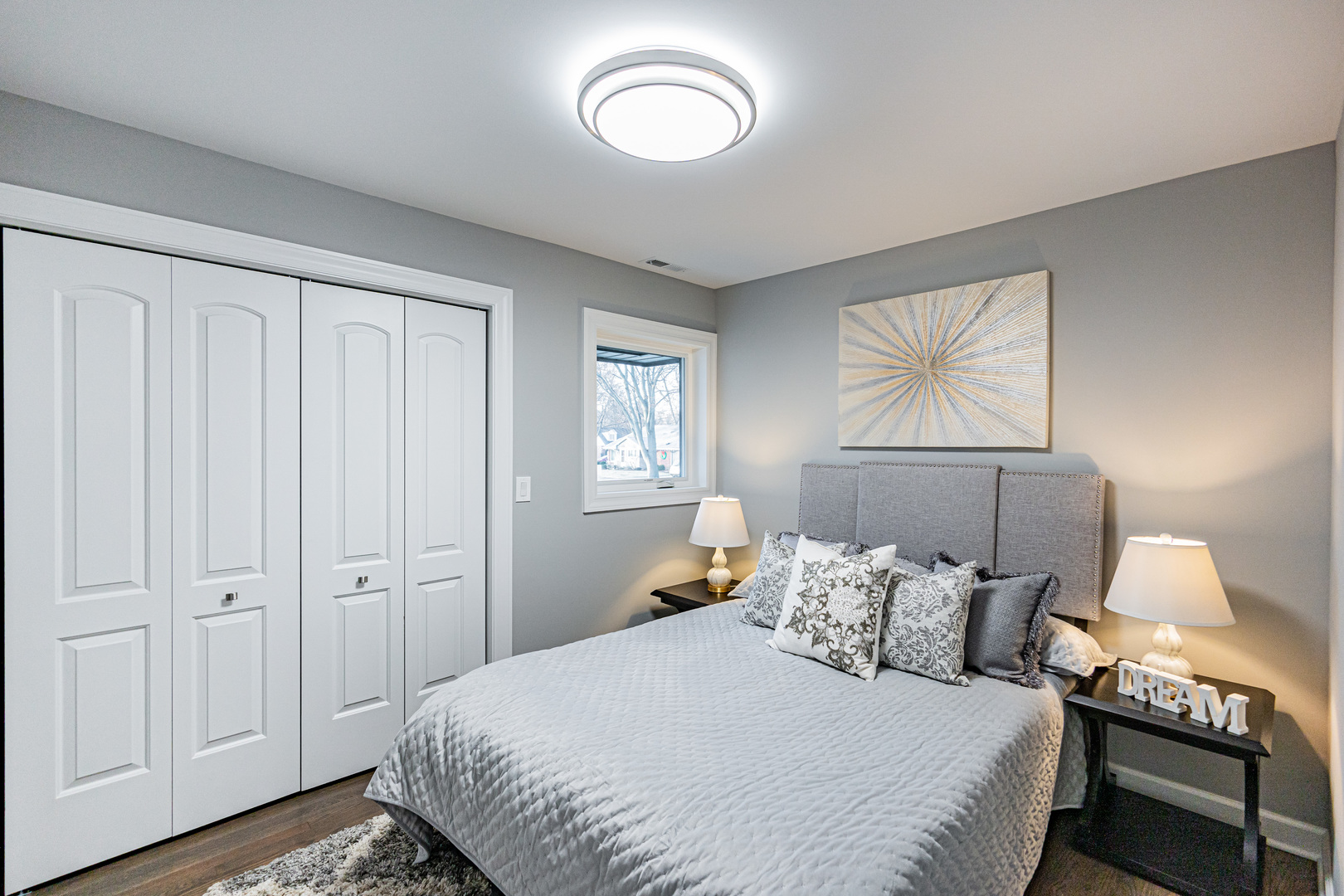 1621 South Grace Avenue Park Ridge, IL 60068 - Photo 19 of 29 a bedroom with a bed and a lamp