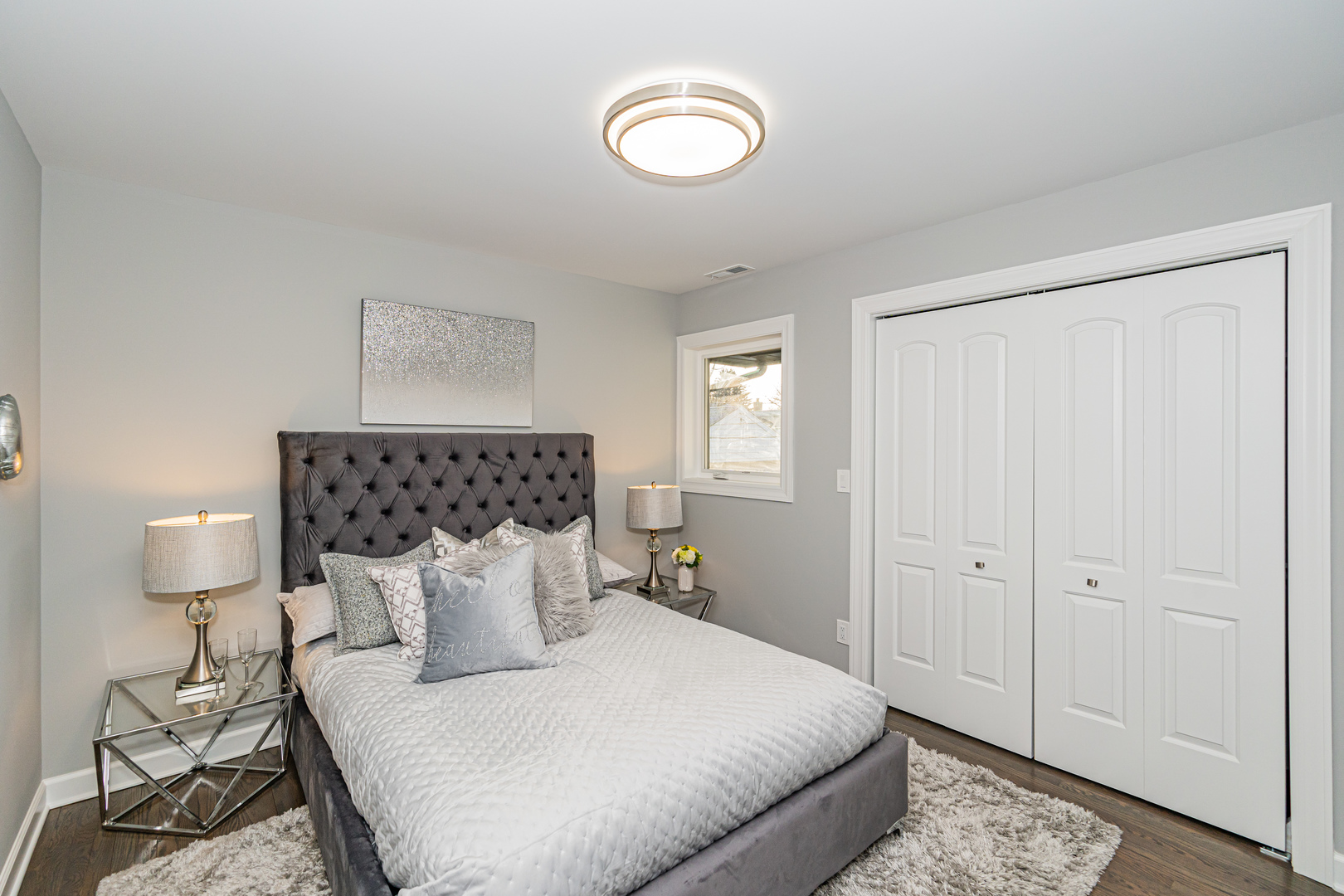 1621 South Grace Avenue Park Ridge, IL 60068 - Photo 22 of 29 a bedroom with a bed and a lamp