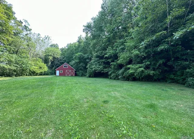 a view of a back yard