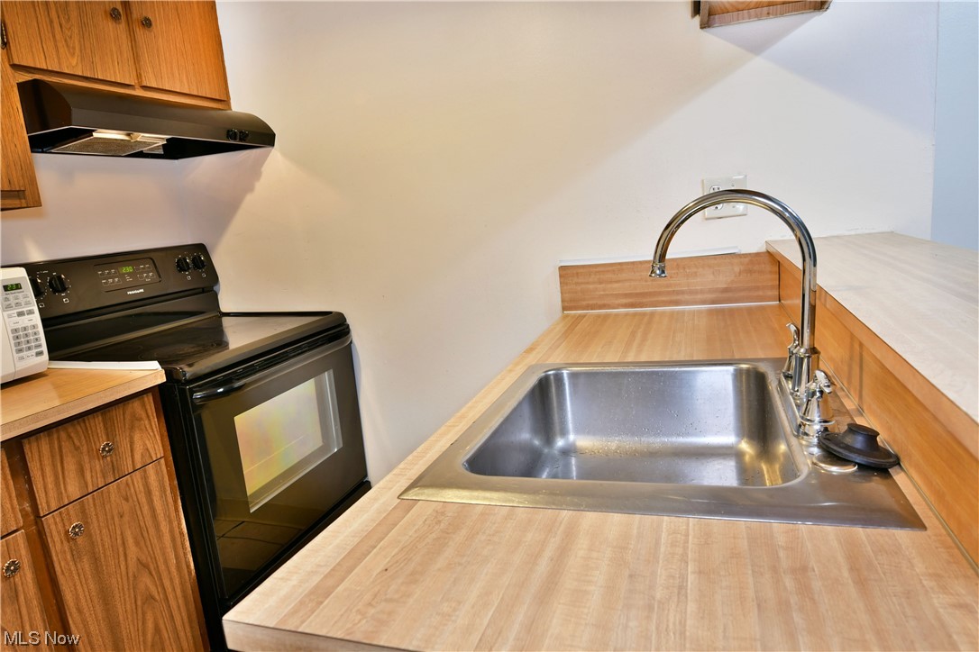 2980 North River Road Northeast, Unit E3 Warren, OH 44483 - Photo 4 of 27 Kitchen featuring sink and black / electric stove