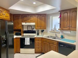 149 Seabreeze Circle Jupiter, FL 33477 - Photo 8 of 28 Kitchen