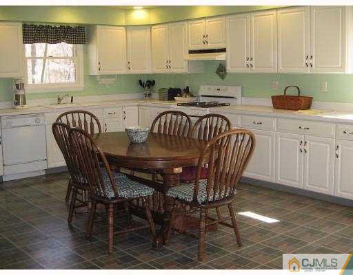 108 Dey Road Cranbury, NJ 08512 - Photo 4 of 10 Gallery Image 4