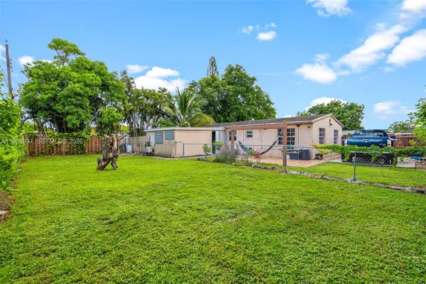 a view of a house with a backyard