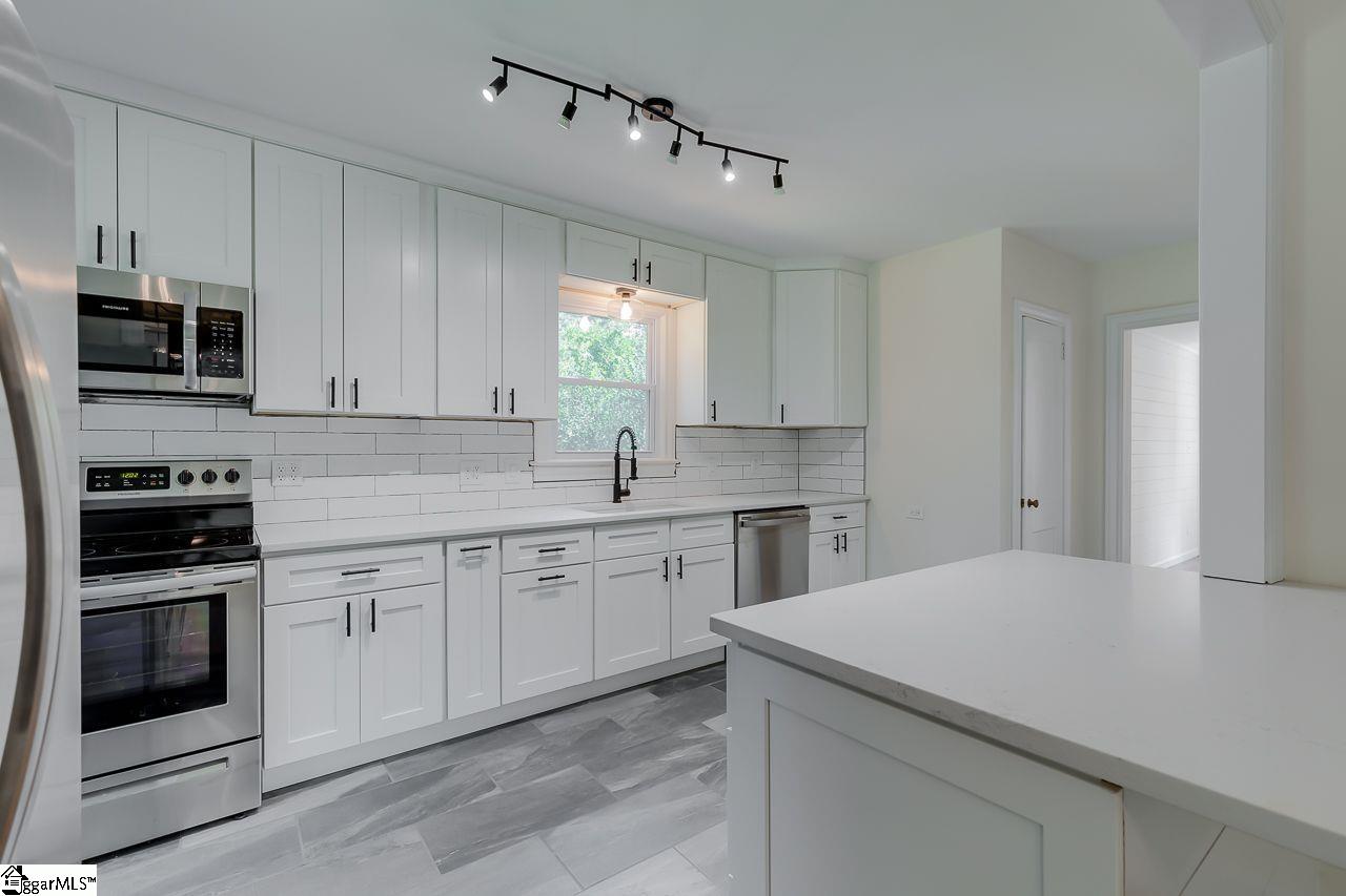 402 South Parker Road Greenville, SC 29609 - Photo 4 of 31