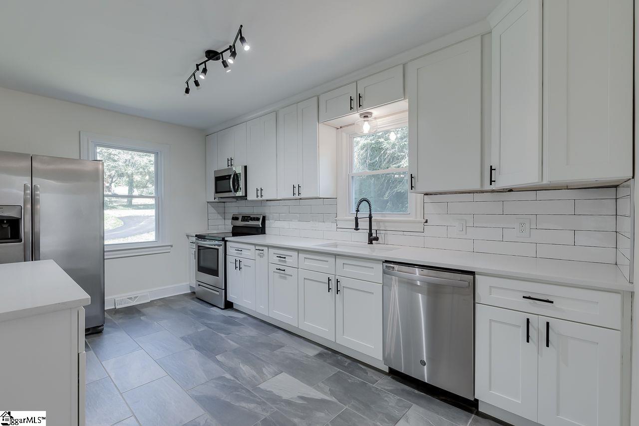402 South Parker Road Greenville, SC 29609 - Photo 7 of 31