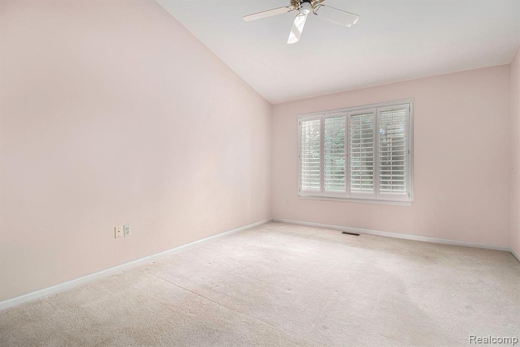 4670 Covington Court Rochester, MI 48306 - Photo 15 of 39