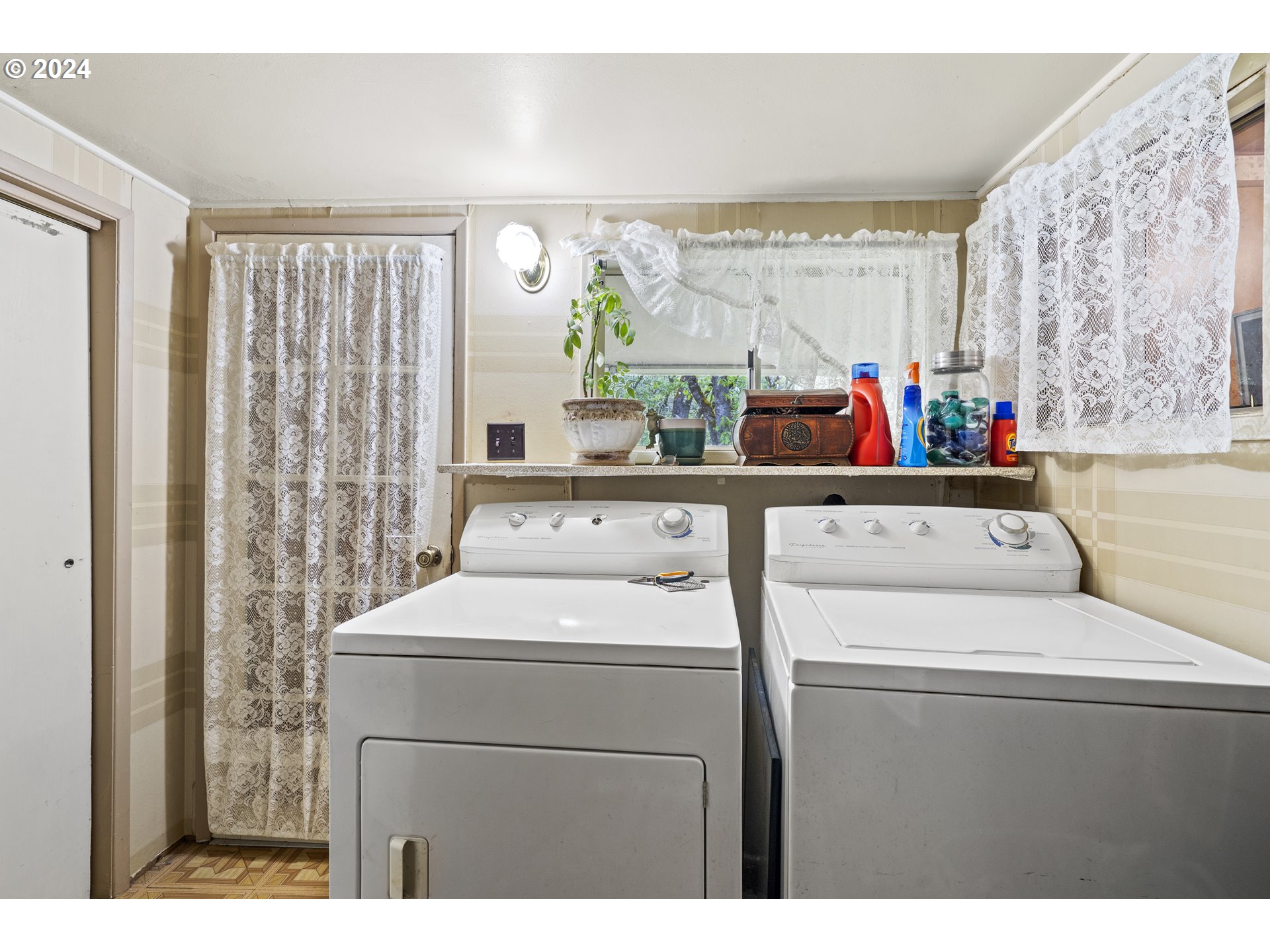 403 Azalea Drive Grants Pass, OR 97526 - Photo 11 of 17 a utility room with dryer and washer