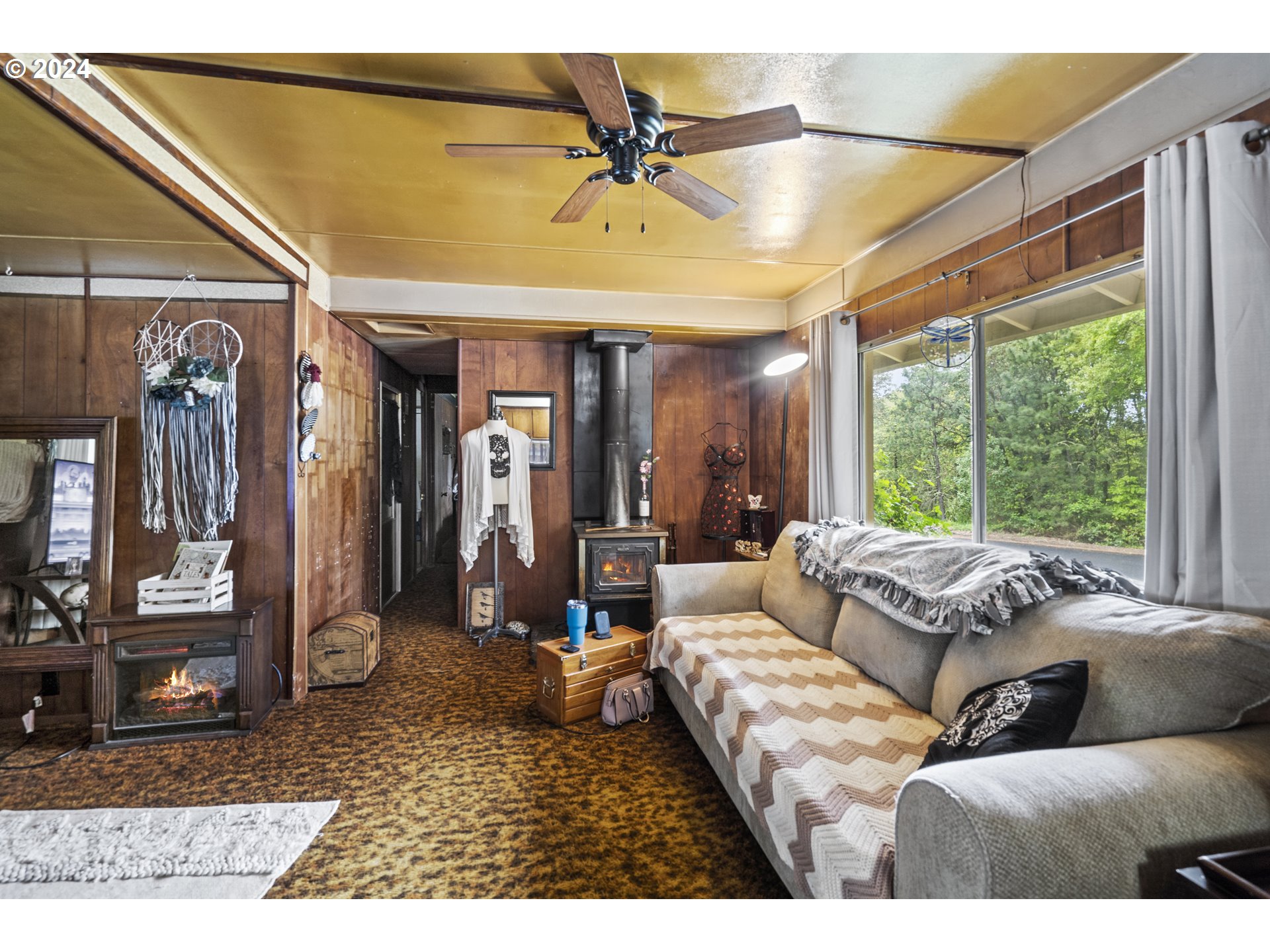 403 Azalea Drive Grants Pass, OR 97526 - Photo 3 of 17 a living room with furniture and a window