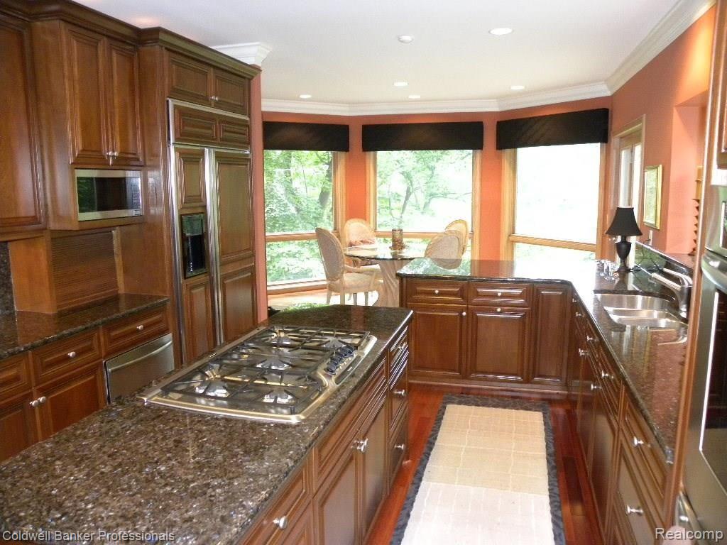 26219 Northpointe Farmington Hills, MI 48331 - Photo 4 of 31