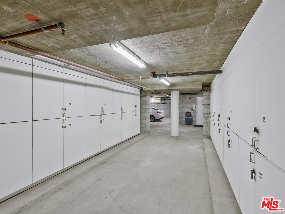 937 12th Street, Unit 308 Santa Monica, CA 90403 - Photo 28 of 39 a view of a garage