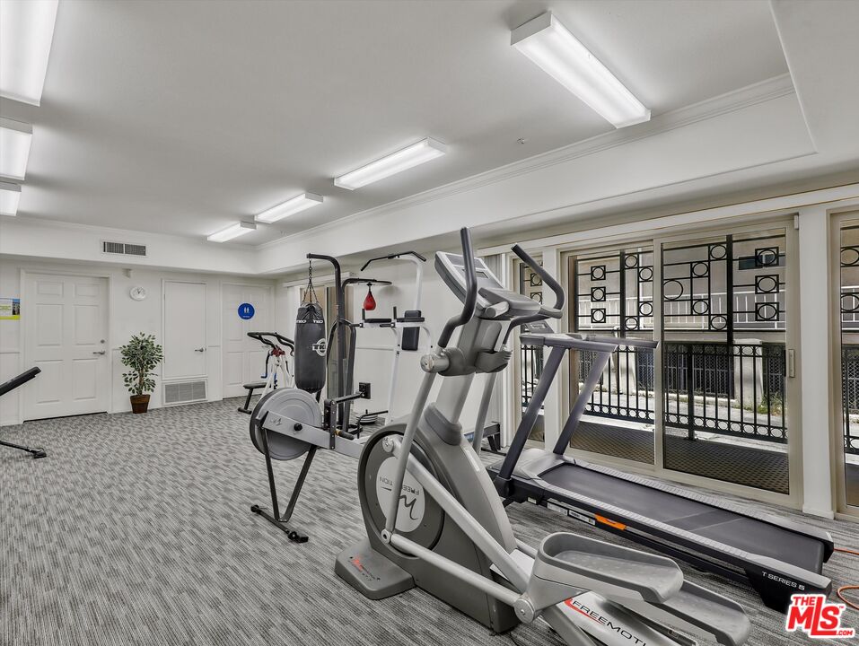 937 12th Street, Unit 308 Santa Monica, CA 90403 - Photo 30 of 39 a view of a room with gym equipment