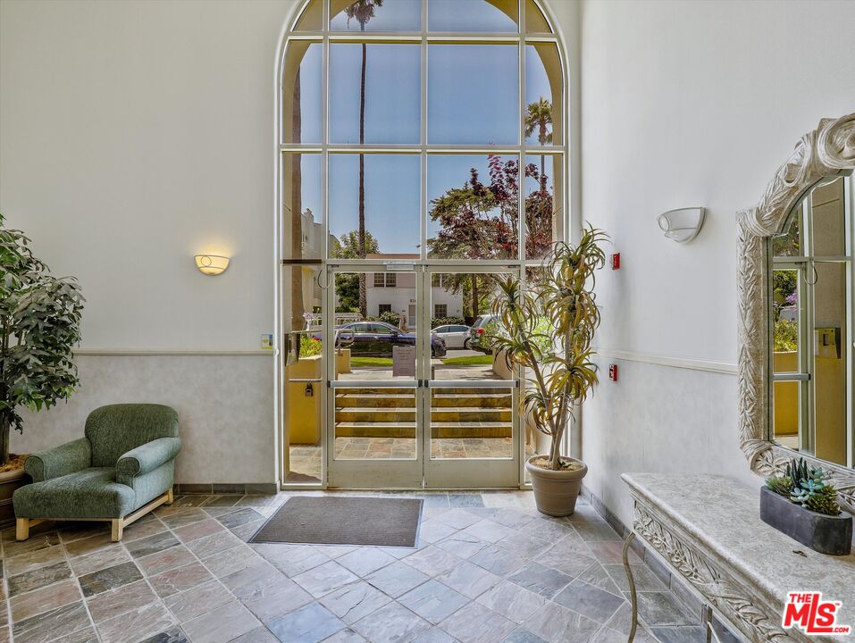 937 12th Street, Unit 308 Santa Monica, CA 90403 - Photo 3 of 39 a view of entryway and hall