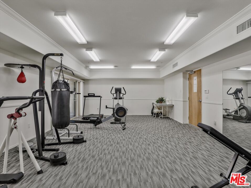 937 12th Street, Unit 308 Santa Monica, CA 90403 - Photo 31 of 39 a view of a room with gym equipment