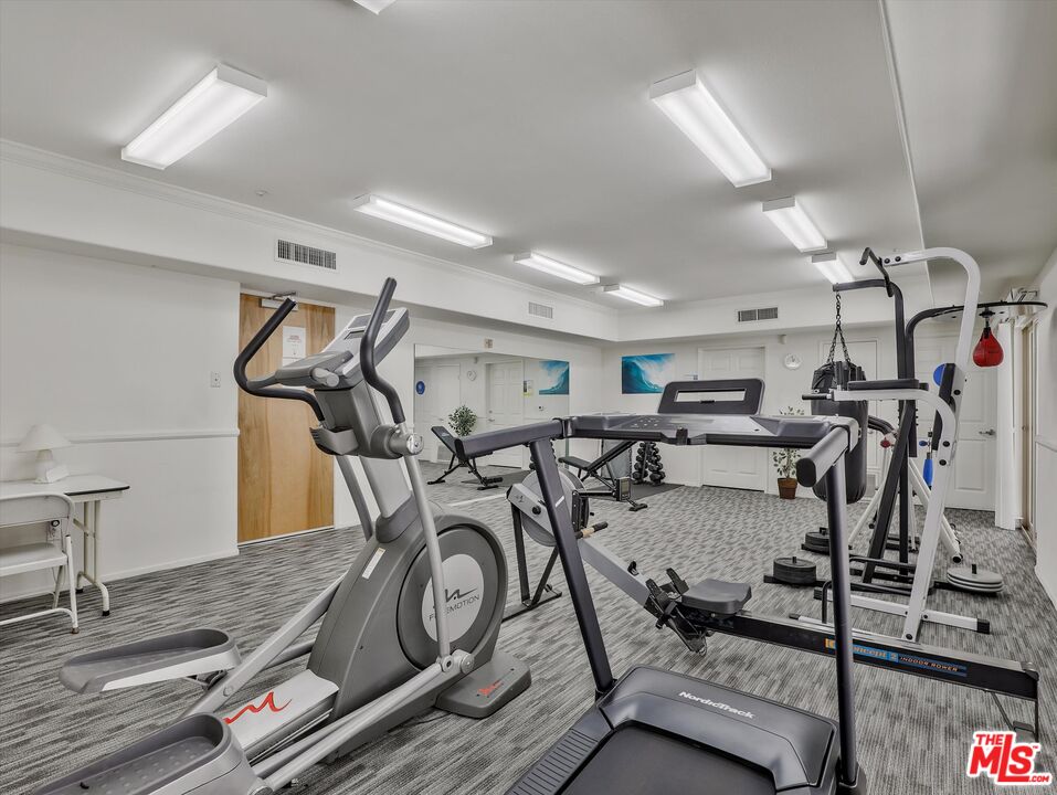 937 12th Street, Unit 308 Santa Monica, CA 90403 - Photo 32 of 39 a view of a room with gym equipment