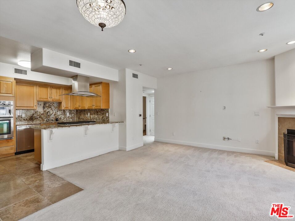 937 12th Street, Unit 308 Santa Monica, CA 90403 - Photo 6 of 39 a view of an empty room with a window
