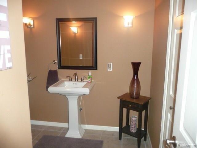 50391 Nesting Ridge Drive Macomb, MI 48044 - Photo 21 of 29 Half bath 2.jpg