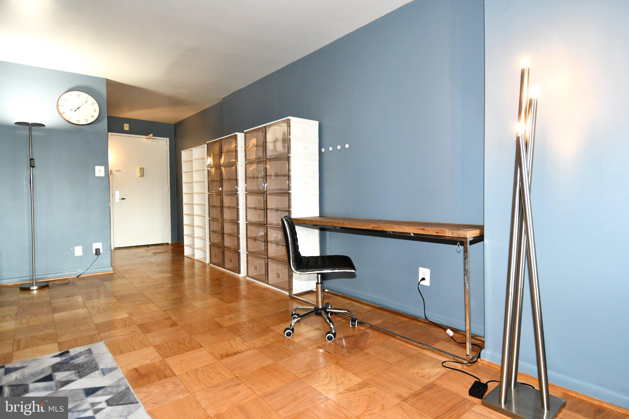 5101 River Road, Unit 712 Bethesda, MD 20816 - Photo 14 of 38 Modern workspace with stylish accents.