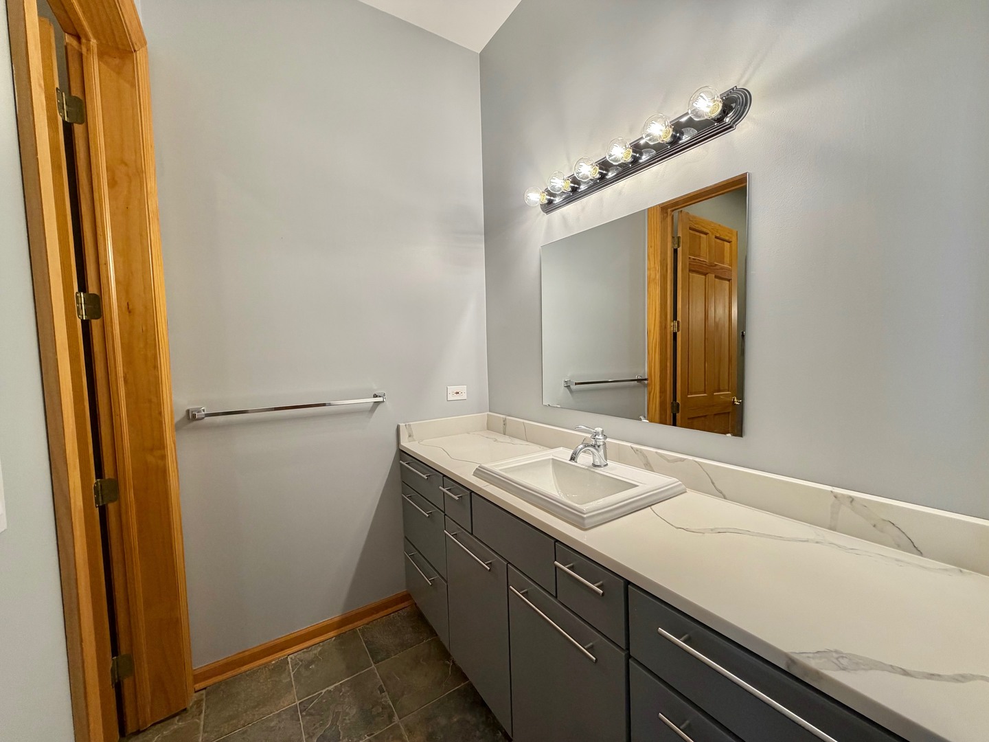 1S701 Eisenhower Road Oakbrook Terrace, IL 60181 - Photo 9 of 21
