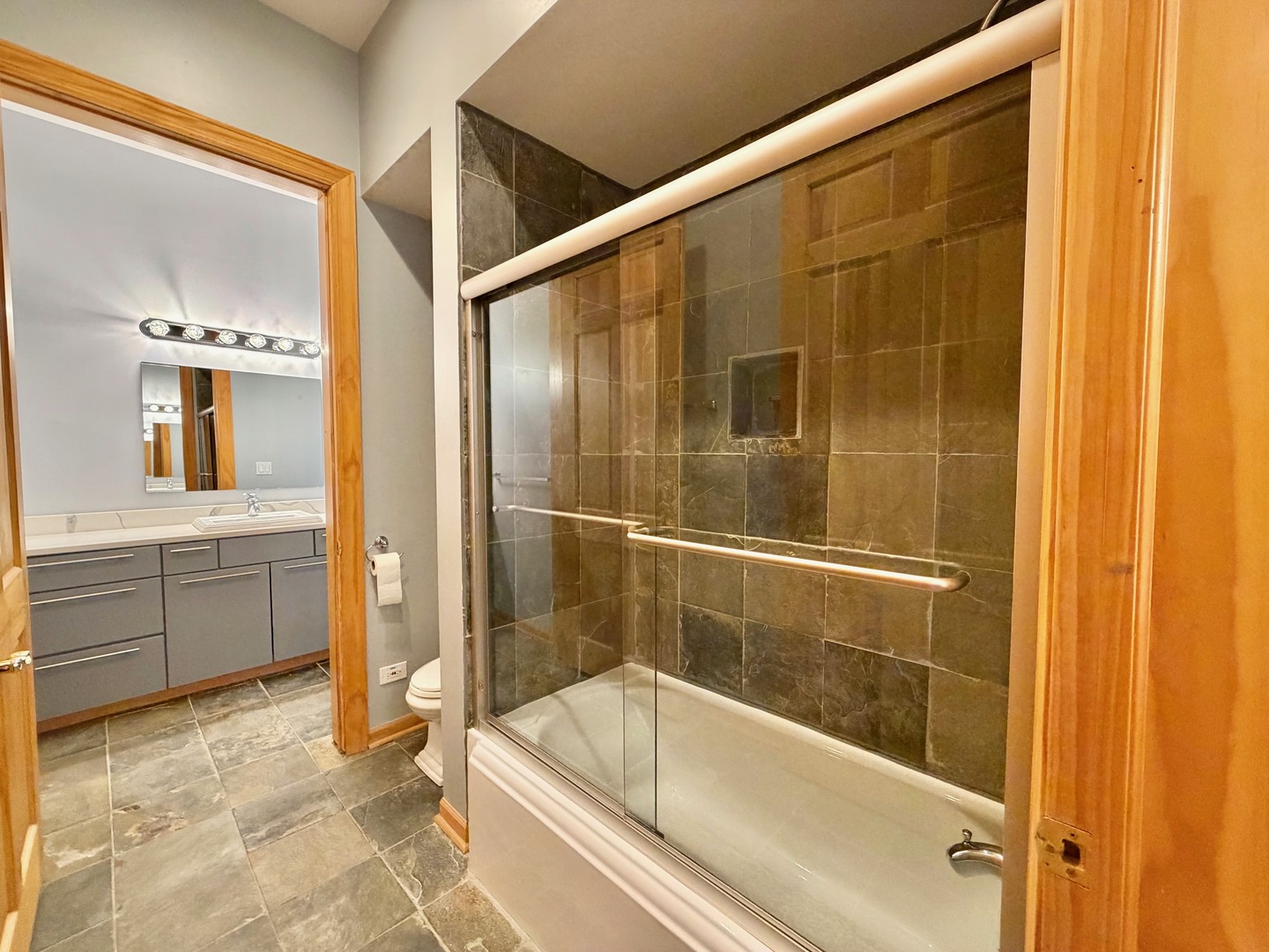 1S701 Eisenhower Road Oakbrook Terrace, IL 60181 - Photo 10 of 21