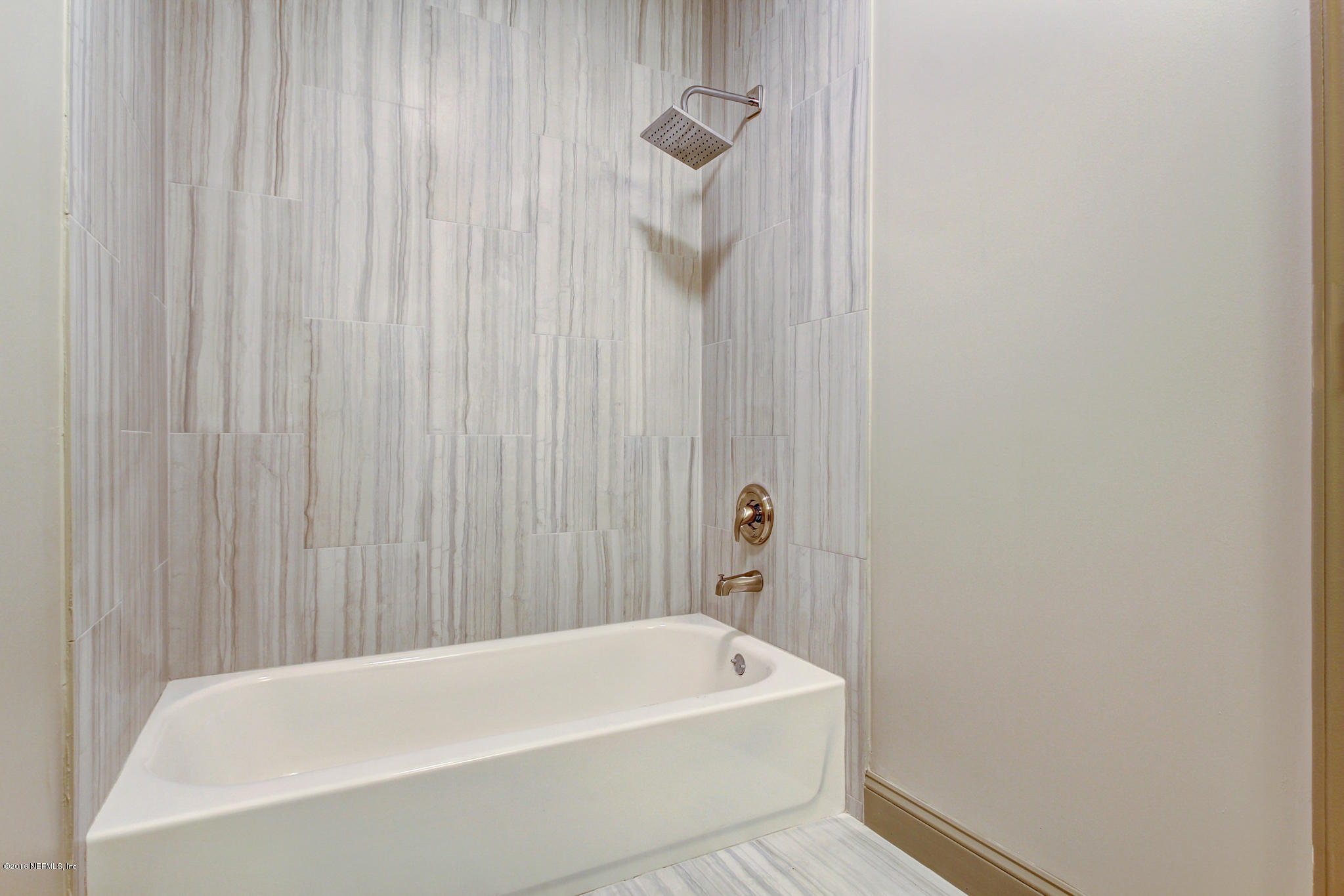 1273 Lechlade Circle Jacksonville, FL 32205 - Photo 19 of 23 a bathroom with a bathtub