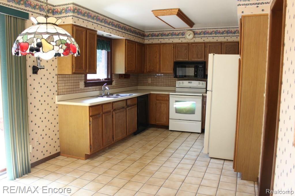2331 Cumberland Road Rochester, MI 48307 - Photo 24 of 52 Kitchen 7.jpg