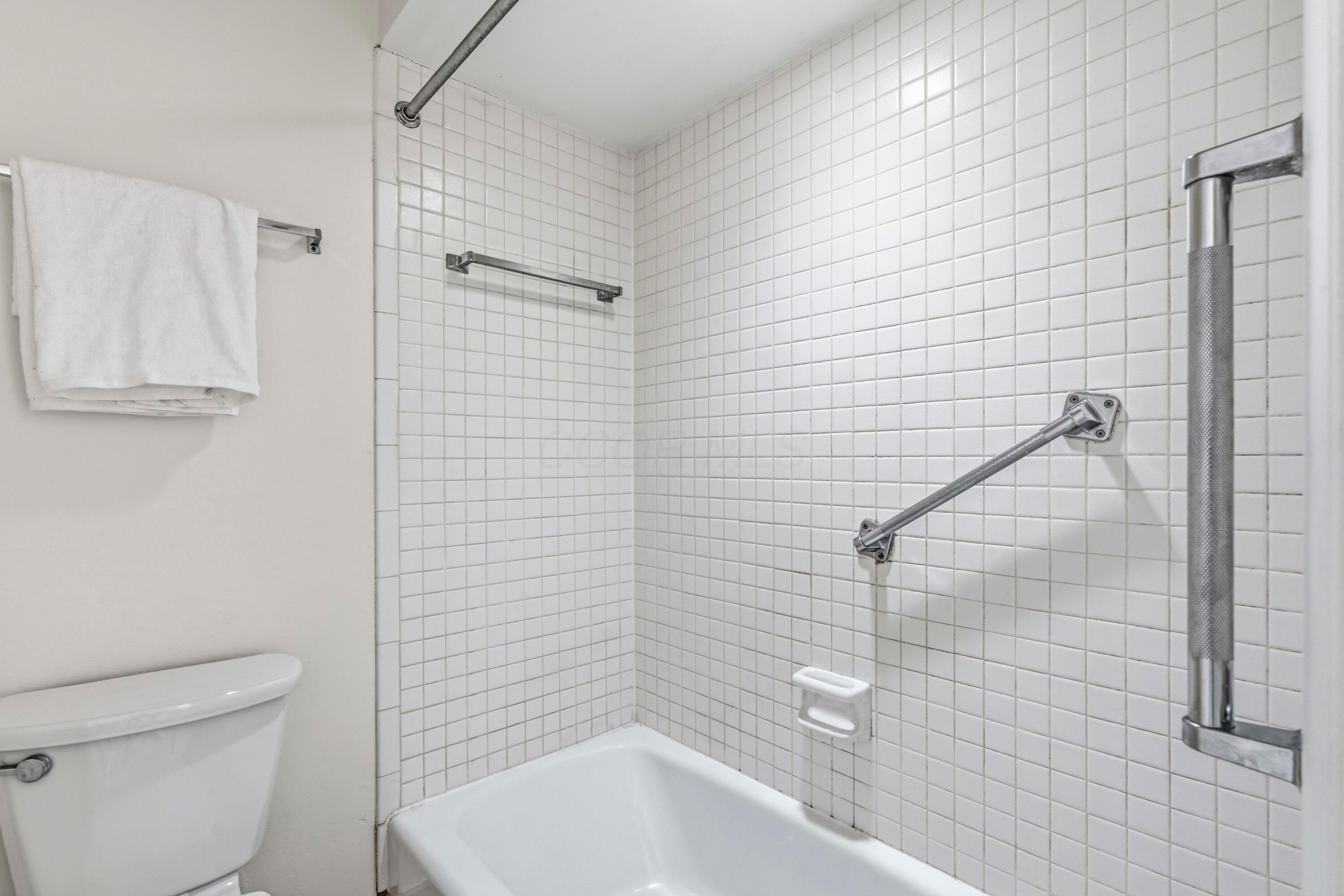 3600 Reed Road, Unit 4 Upper Arlington, OH 43220 - Photo 32 of 42 Primary Bathroom