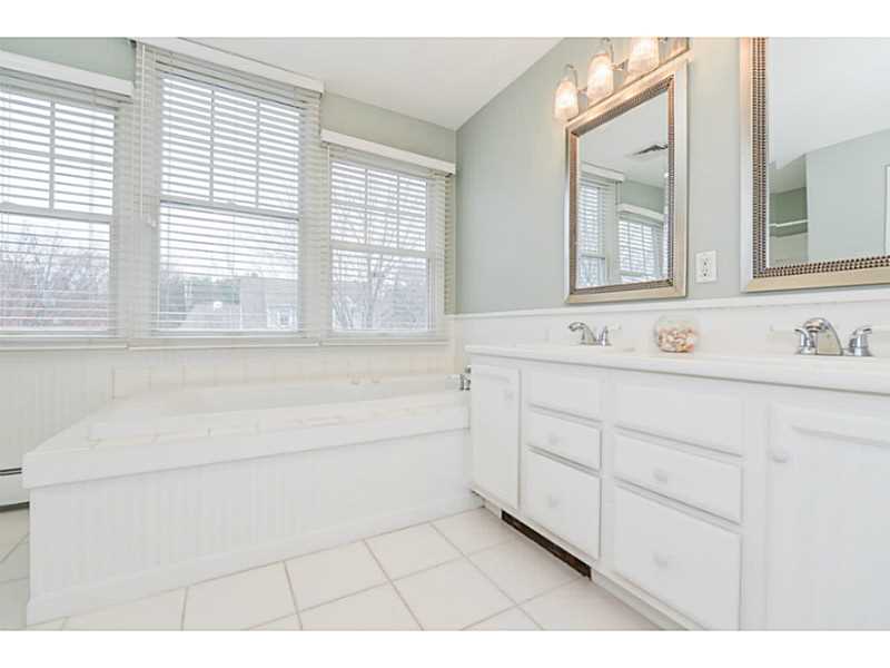 185 Wickford Point Road North Kingstown, RI 02852 - Photo 18 of 23 Bathroom.