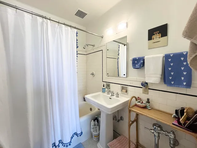 $2,995 | 925 East Wells Street, Unit 220, Milwaukee, WI 53202