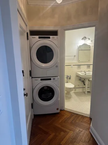 $2,995 | 925 East Wells Street, Unit 220, Milwaukee, WI 53202