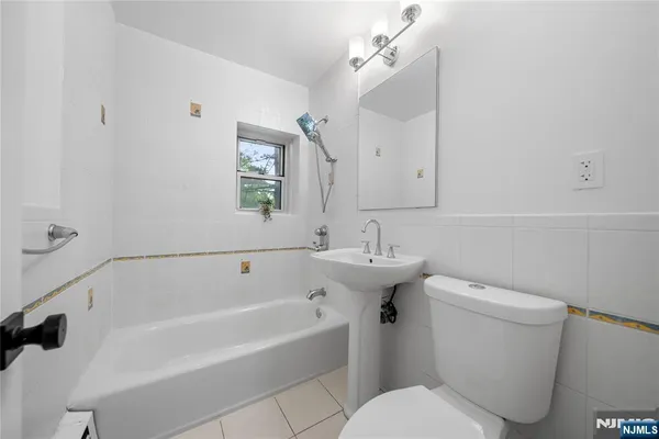 $3,300 | 1565 Center Avenue, Unit 3D, Fort Lee, NJ 07024