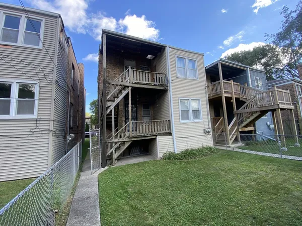 a view of front of house with a yard